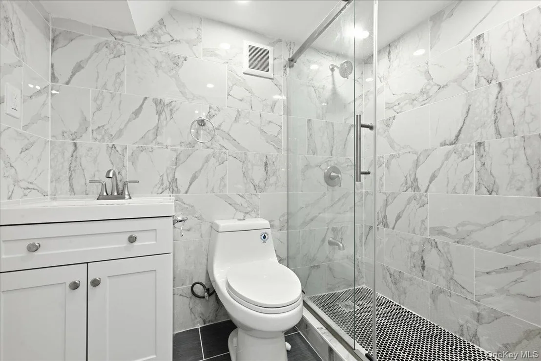 Photo of 415 Leonard Boulevard
