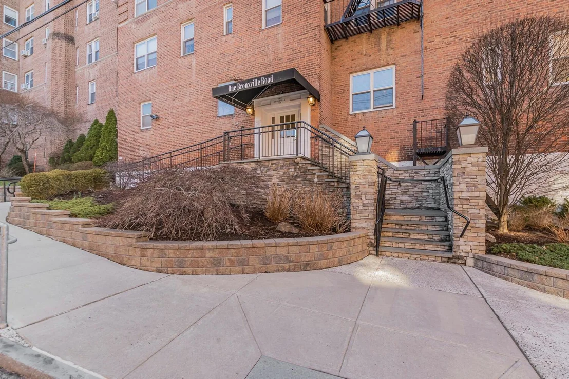 Photo of Unit 2K at 1 Bronxville Road