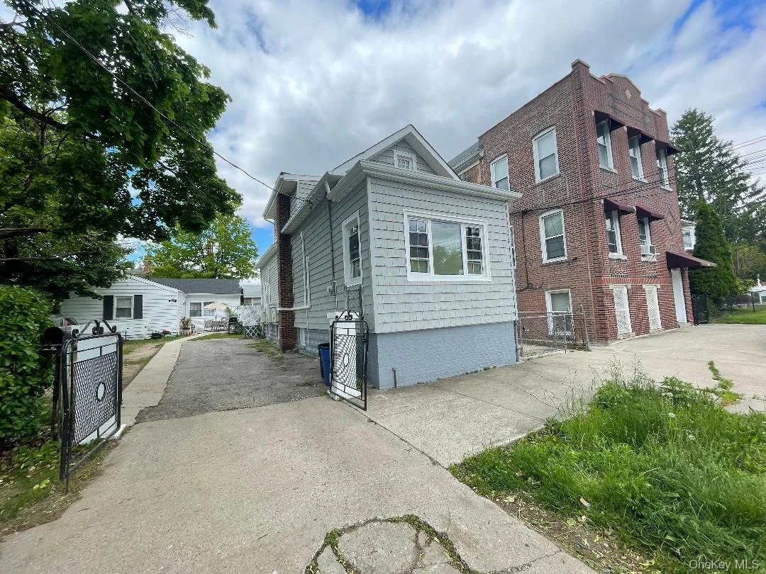 Photo of 839 Clarence Avenue