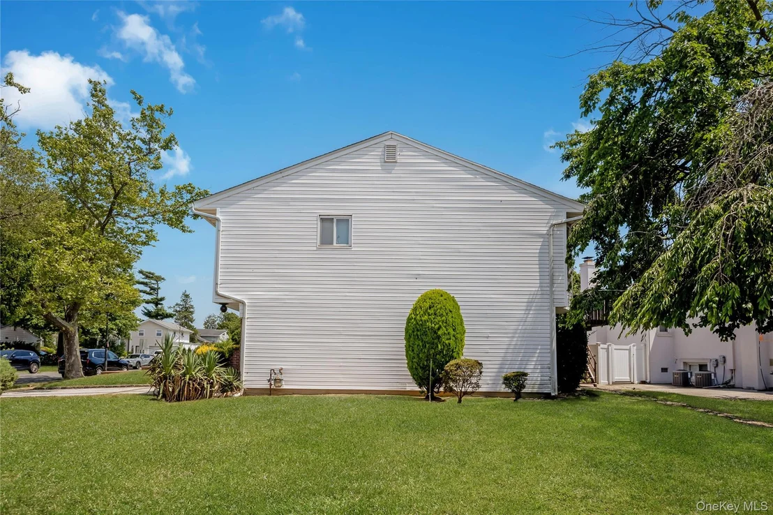 Photo of 900 Flanders Drive