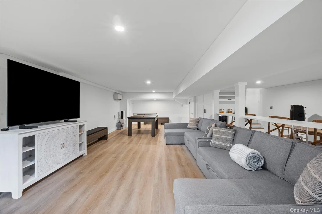 Photo of 405 Williamsburgh Drive