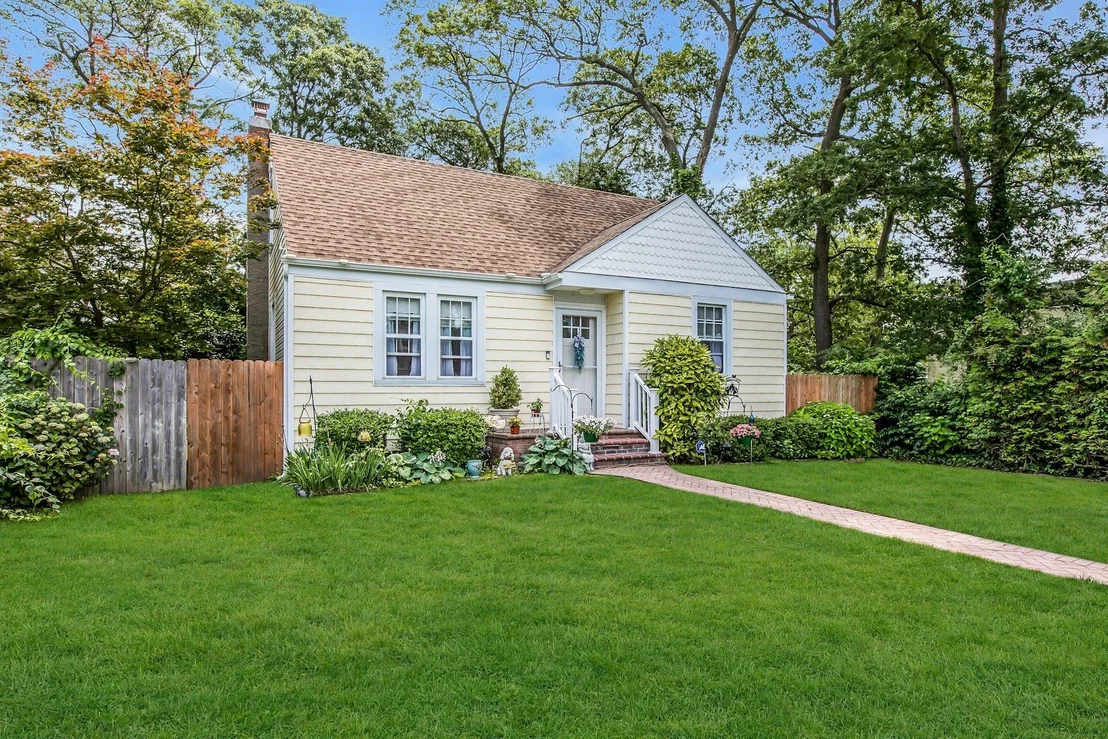 Photo of 15 Robbins Avenue