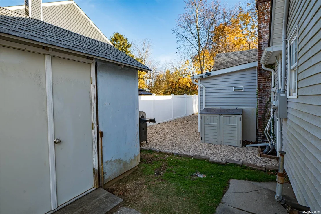 Photo of 79 Hallock Avenue