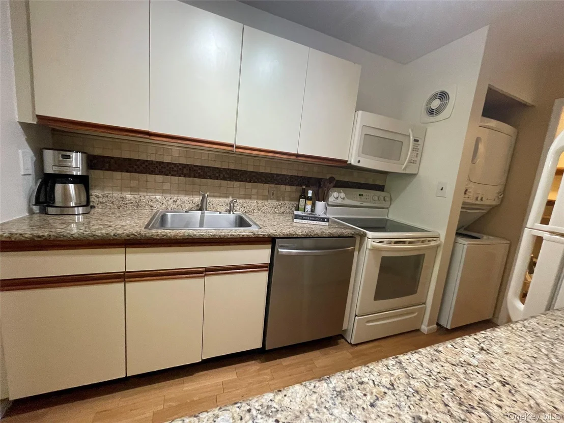 Photo of Unit 504 at 2355 Pershing Boulevard