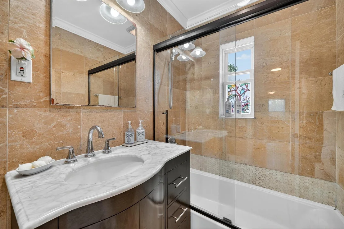 Photo of 767 Clarence Avenue