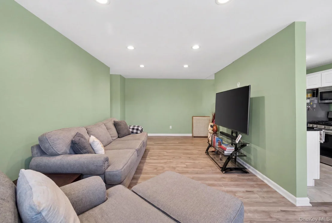 Photo of Unit 32A at 2453 Union  Blvd