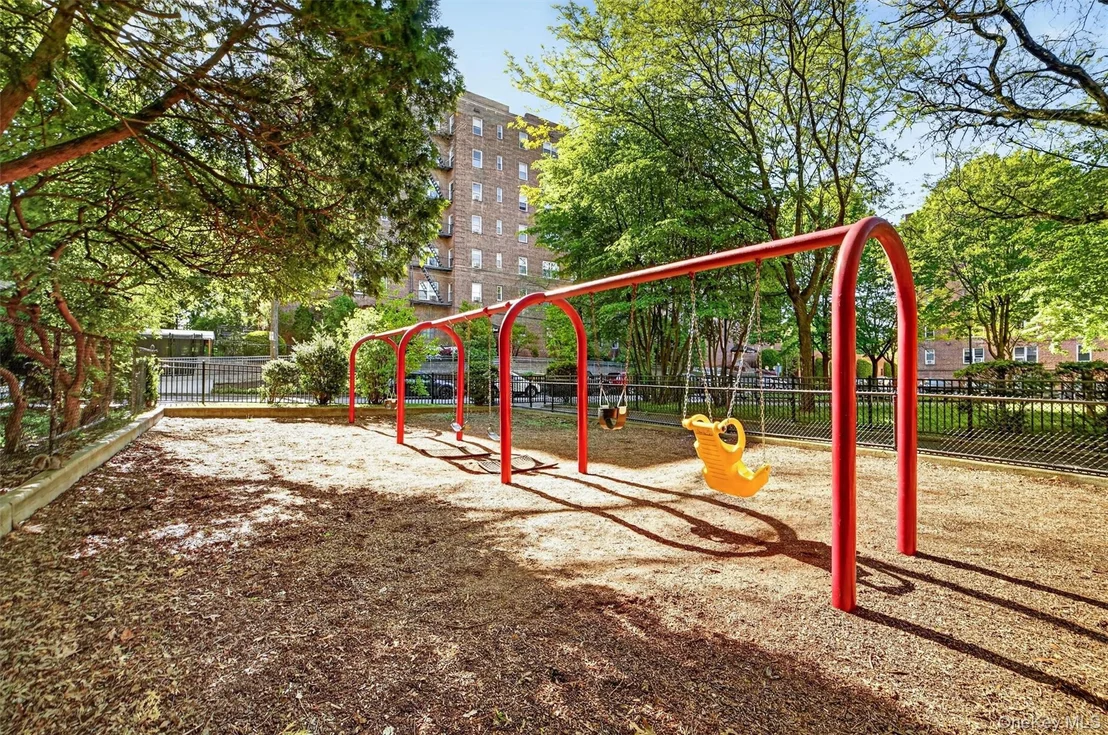 Photo of Unit 6A at 1 Bronxville Road