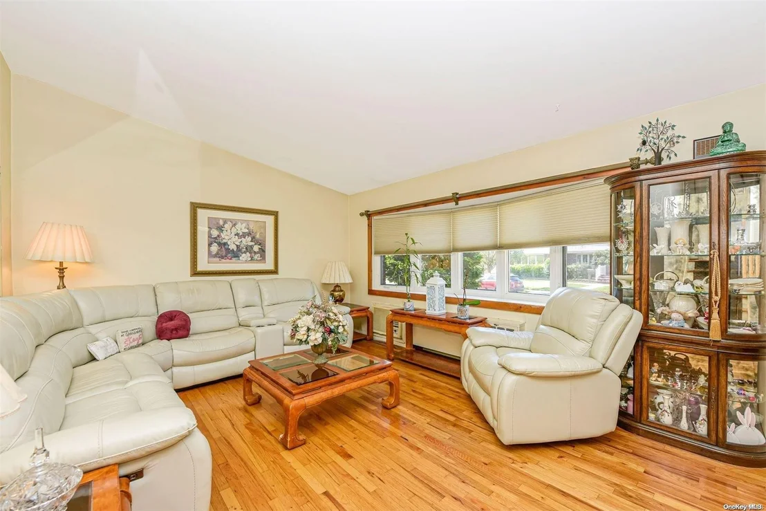 Photo of 15 Laurie Boulevard