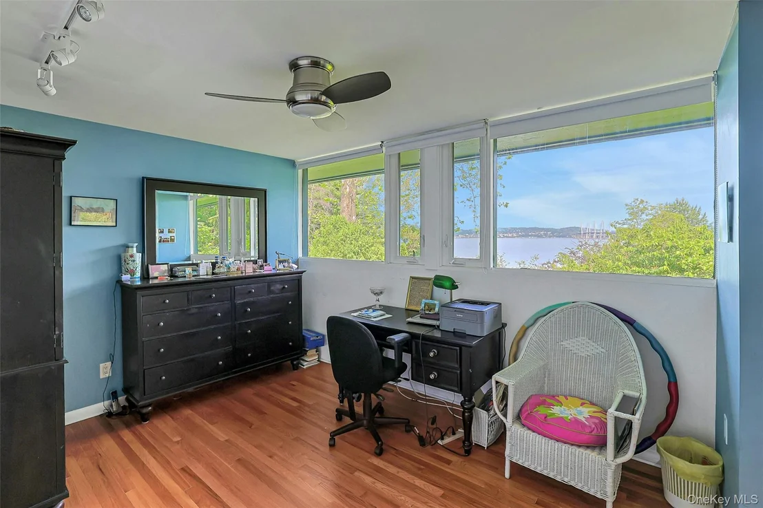 Photo of 8 Edgewater Lane