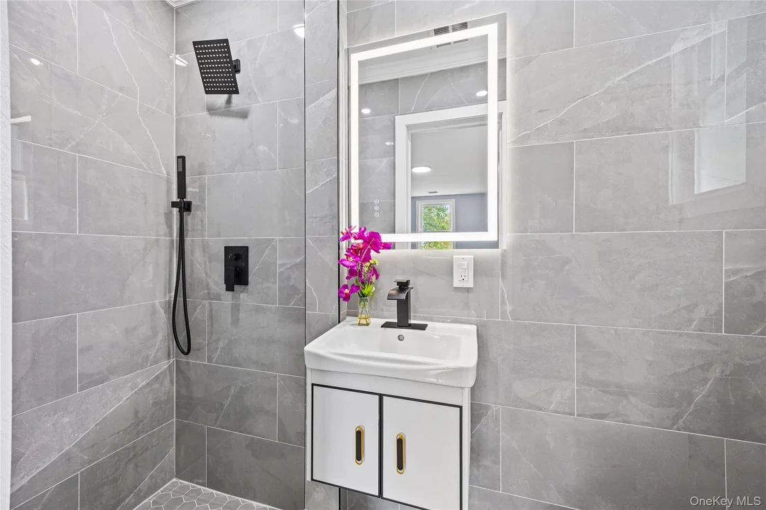 Photo of 81 Rowe Avenue