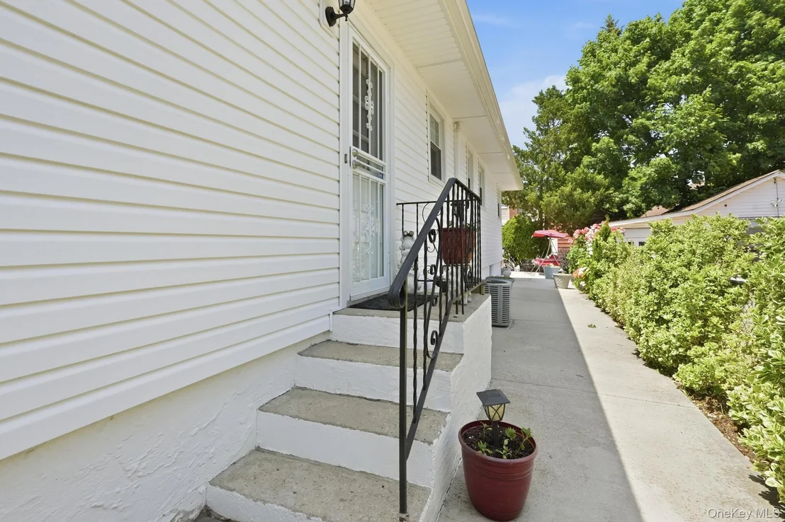 Photo of 153 Davison Avenue