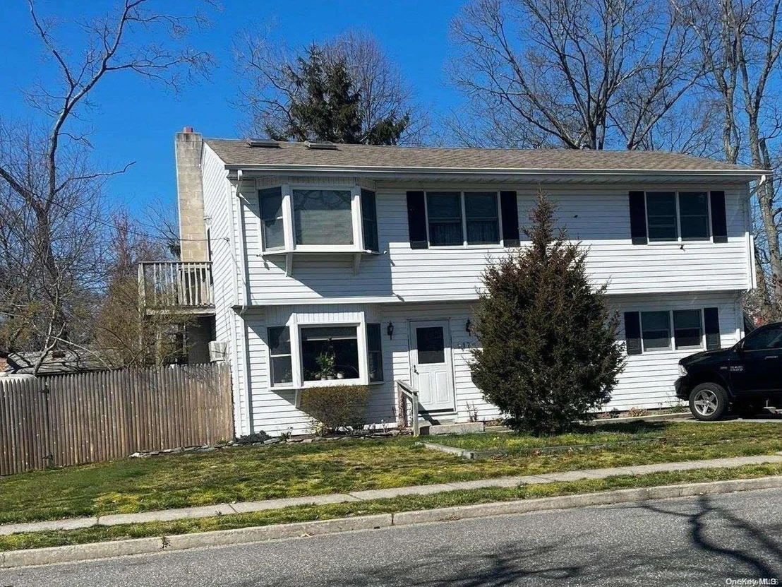 Photo of 17 Manhattan Boulevard