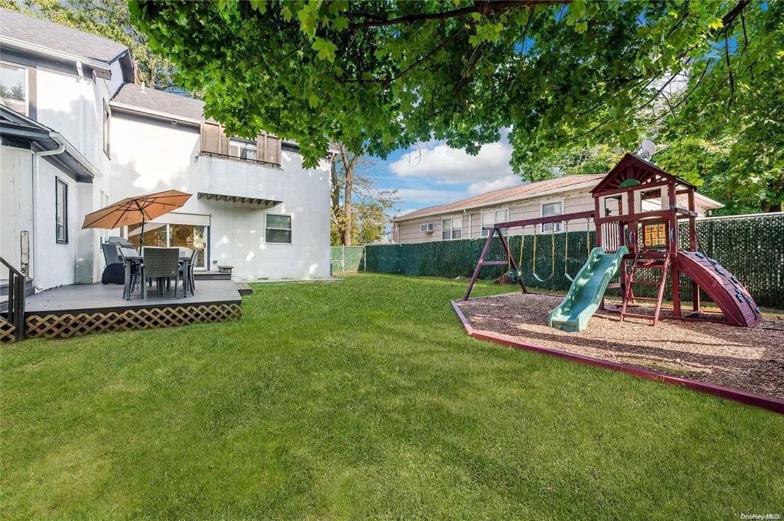Photo of 425 Cedarhurst Avenue