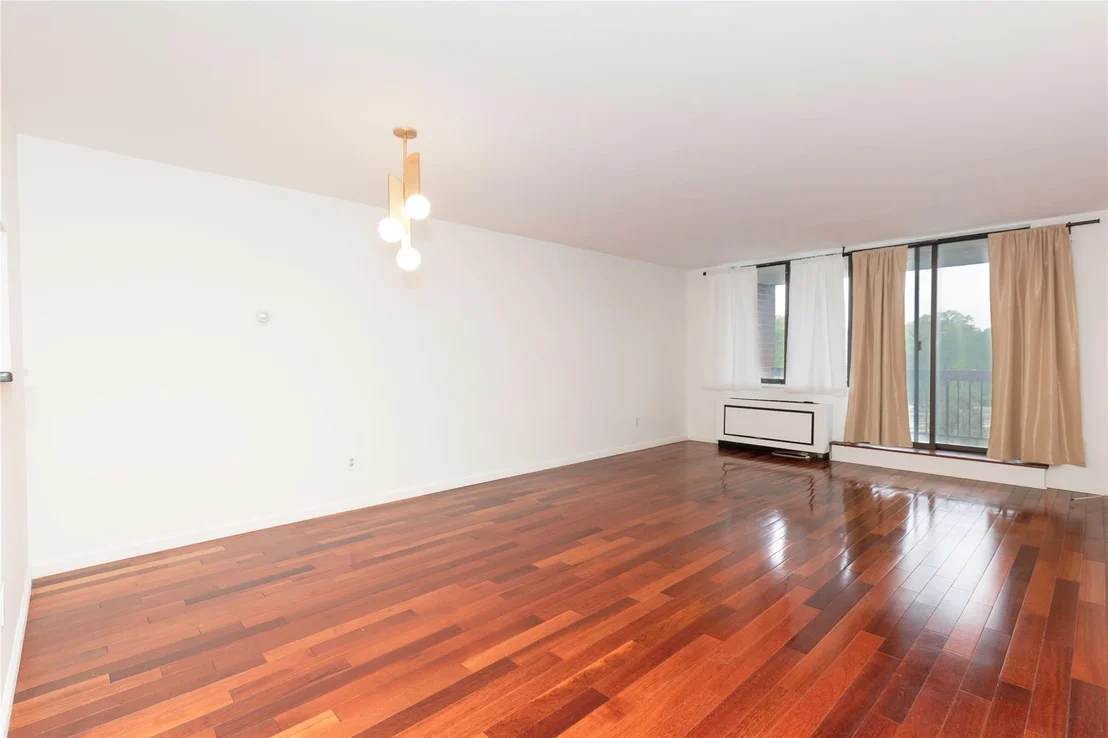 Photo of Unit 607 at 1374 Midland Avenue