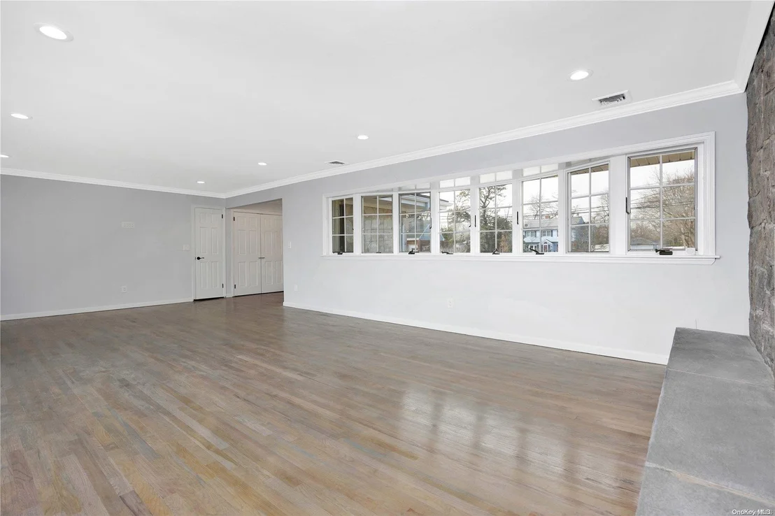 Photo of 324 Clocks Boulevard