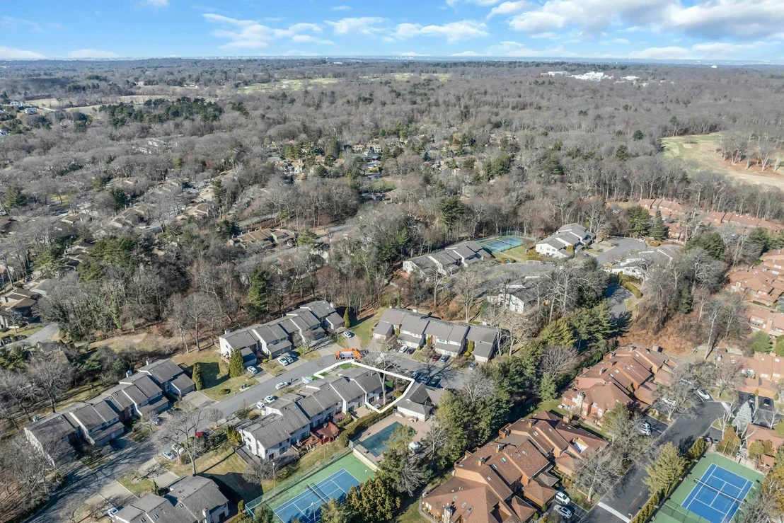 Photo of Unit END at 12 Maple Run Drive