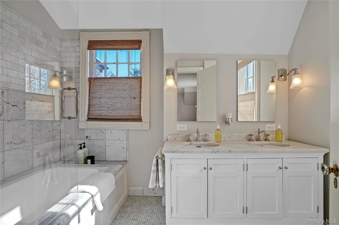 Photo of 534 Pelham Manor Road