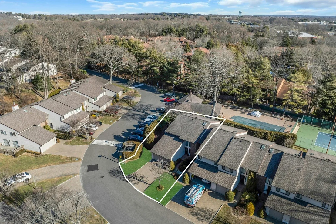 Photo of Unit END at 12 Maple Run Drive