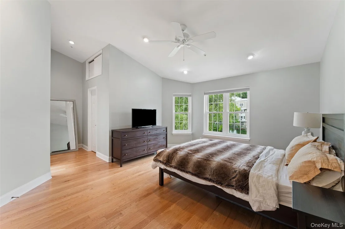 Photo of 611 Pondside Drive