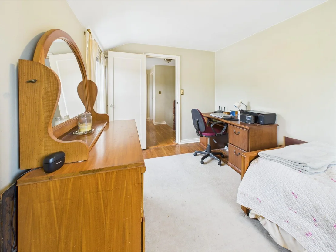 Photo of 76 Crest Road W