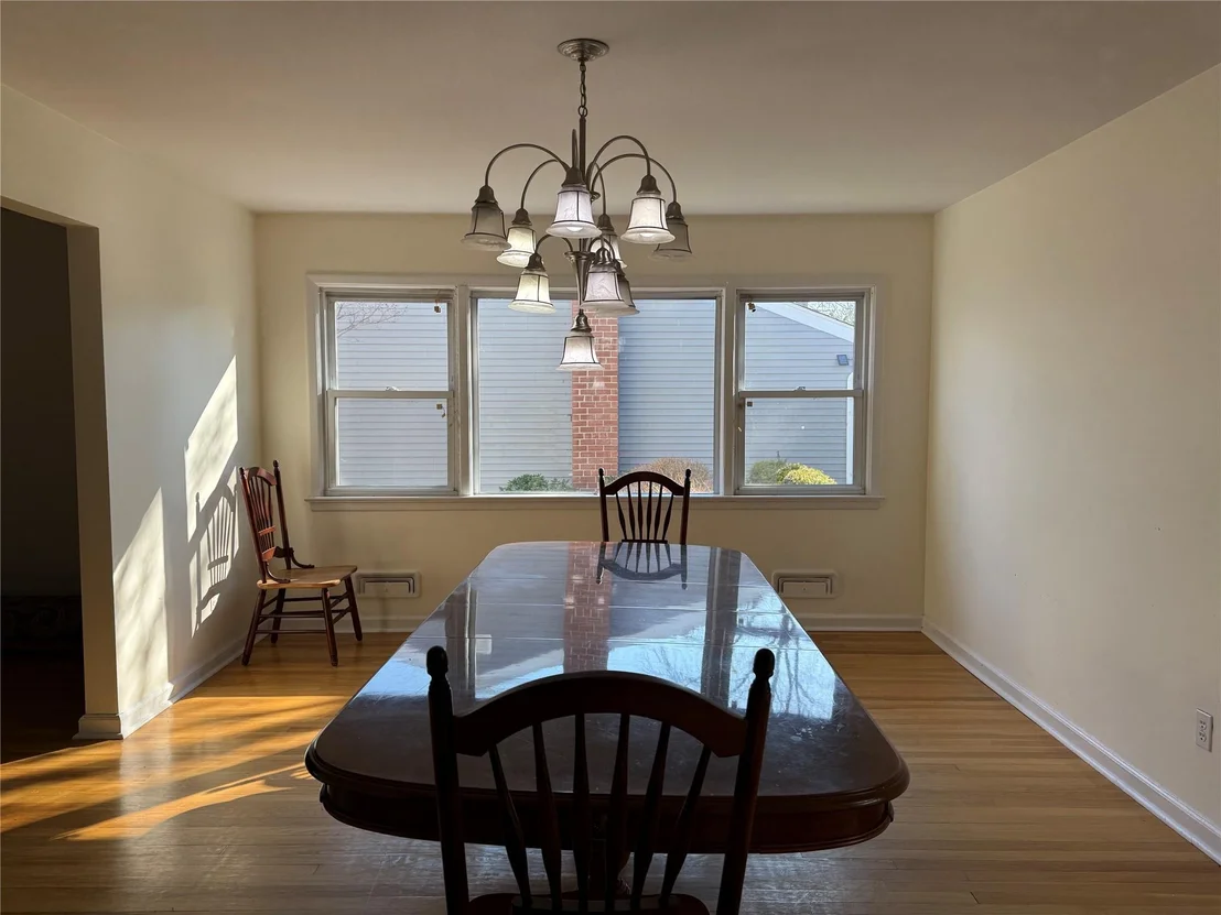Photo of 39 Cedarhurst Avenue
