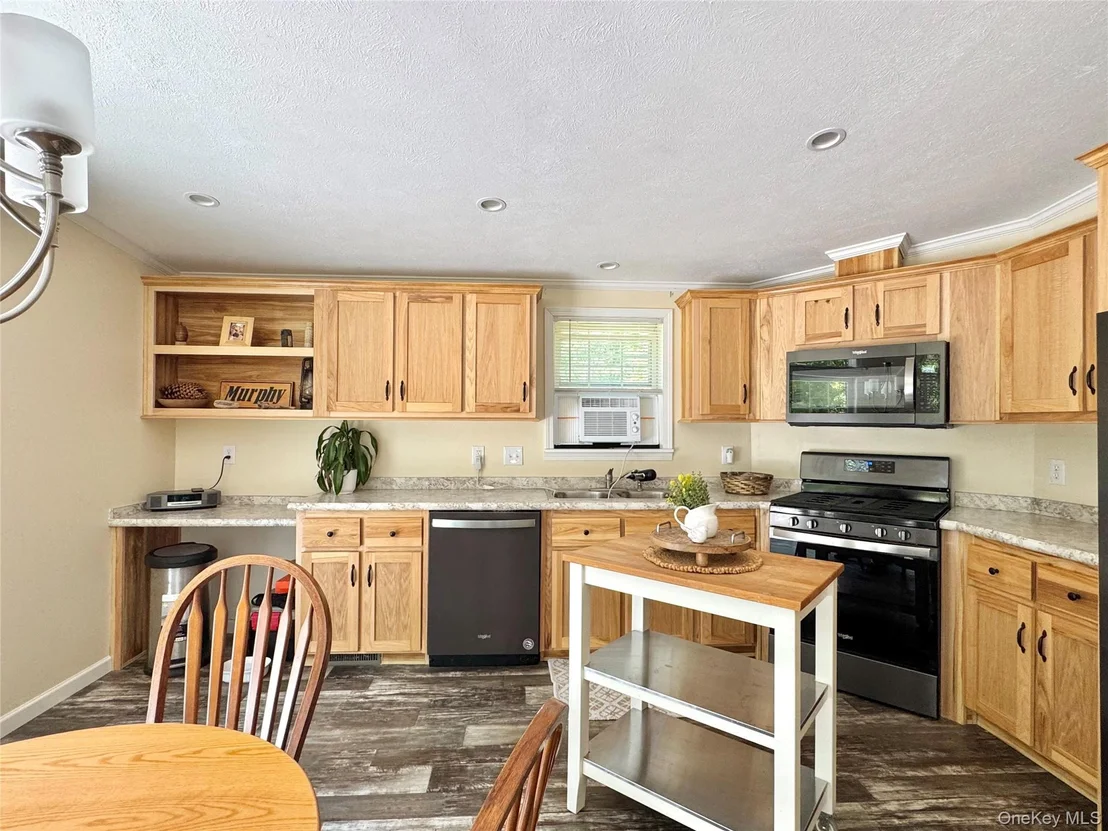 Photo of 484 Edison Timmerman Road