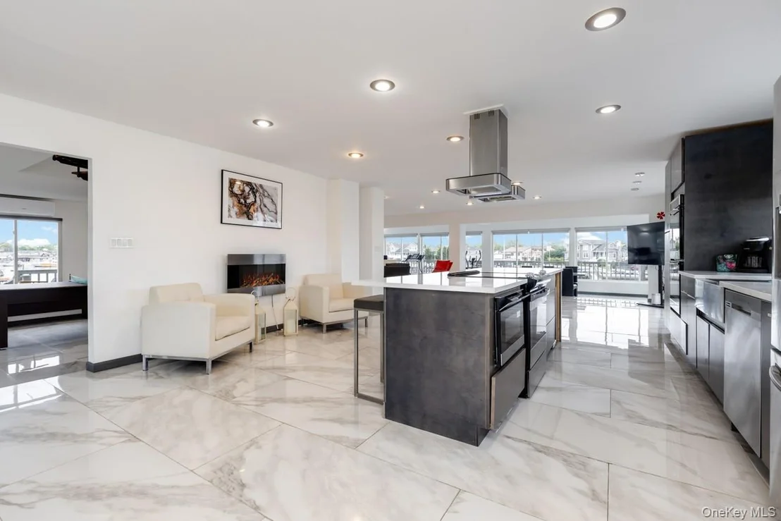Photo of 200 Clocks Boulevard