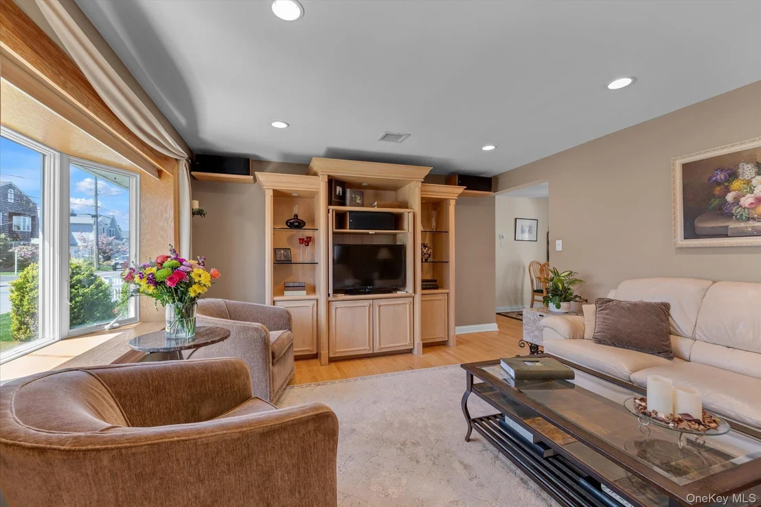 Photo of 25 Bayview Avenue