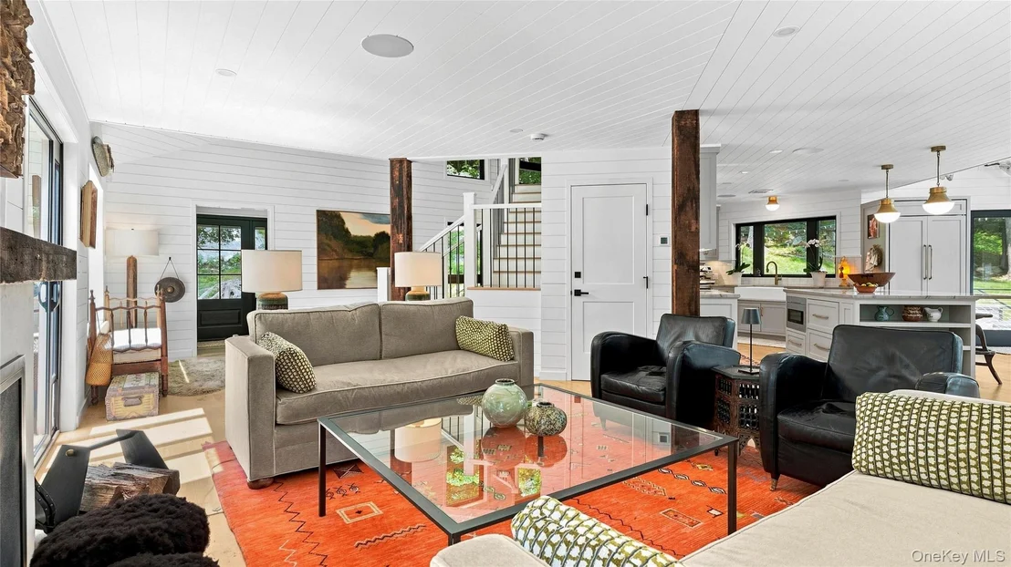 Photo of 1114 Barrett Circle W