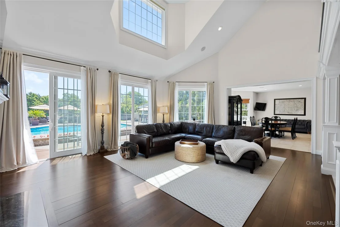 Photo of 65 W Bayberry Road