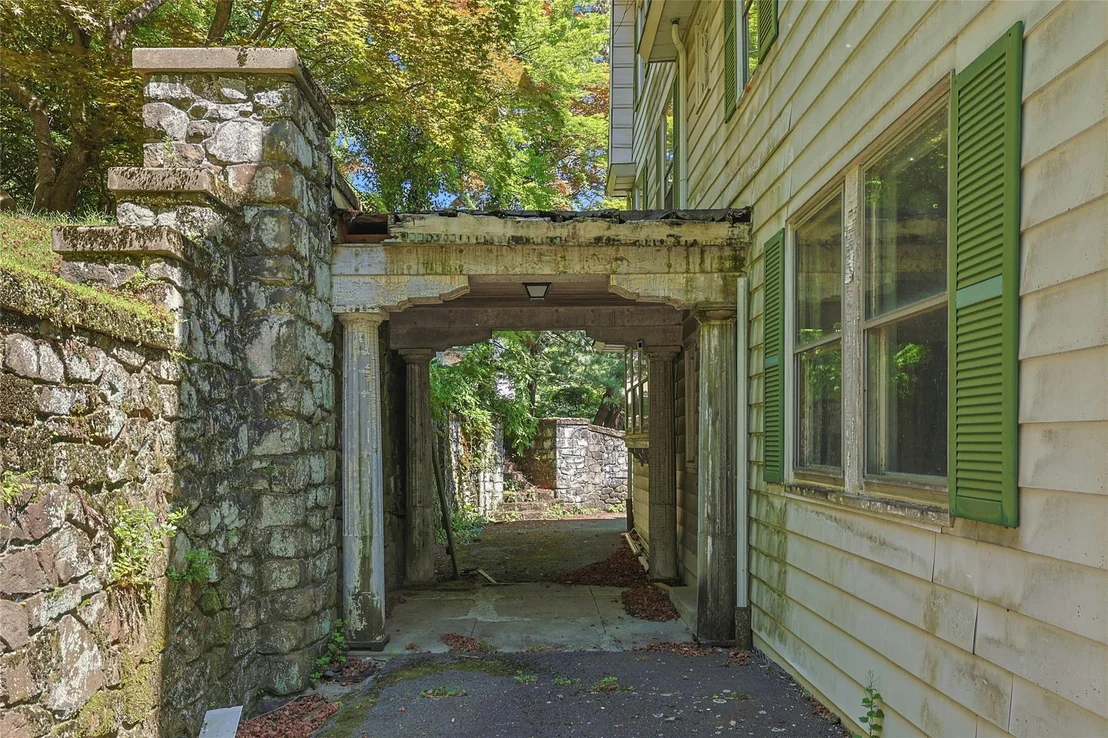 Photo of 225 River Road