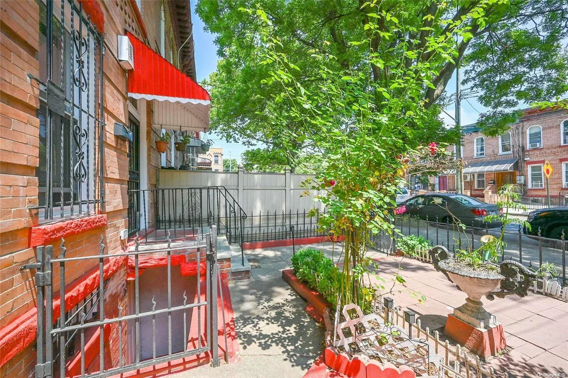 Photo of 468 Crescent Street