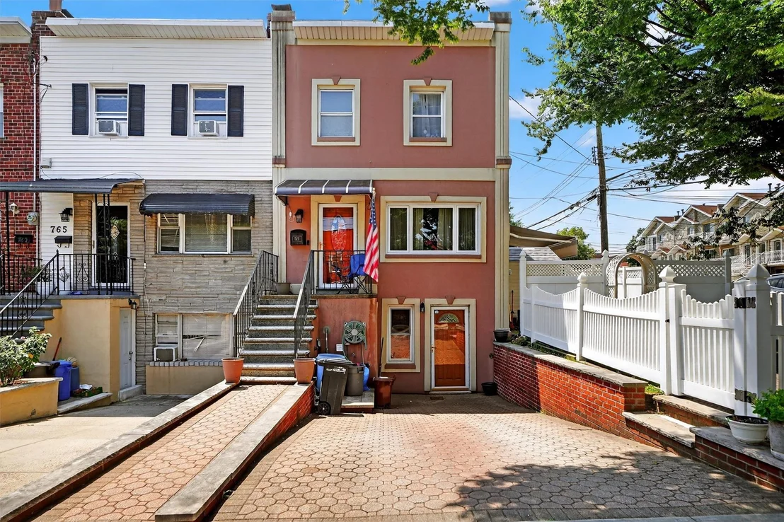 Photo of 767 Clarence Avenue