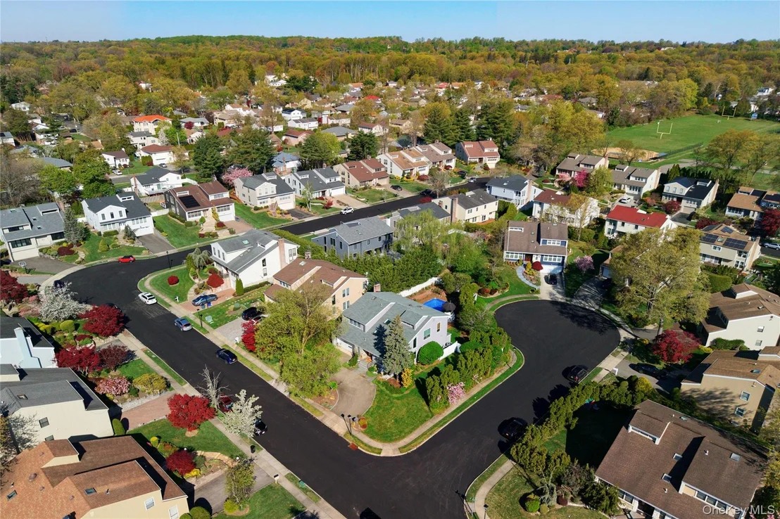Photo of 2 Crest Hollow Lane