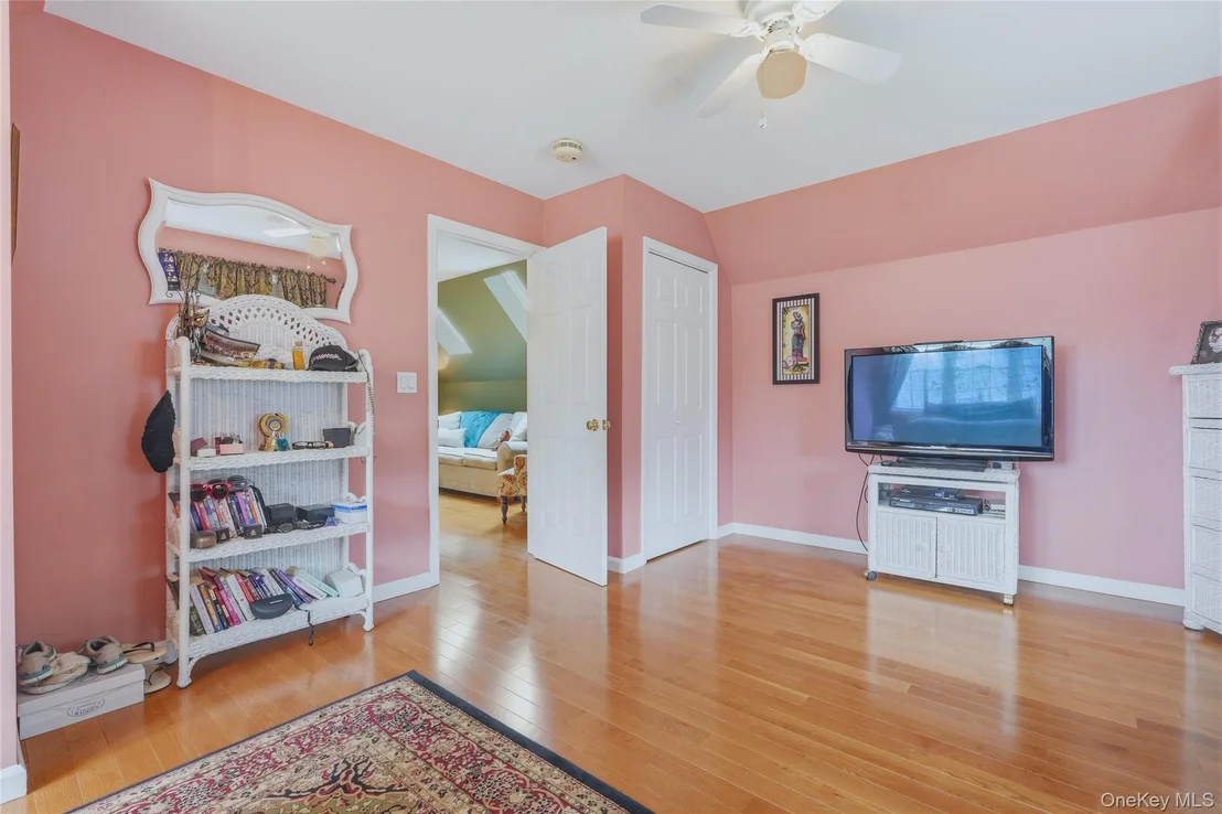 Photo of 302 Lakeside Road