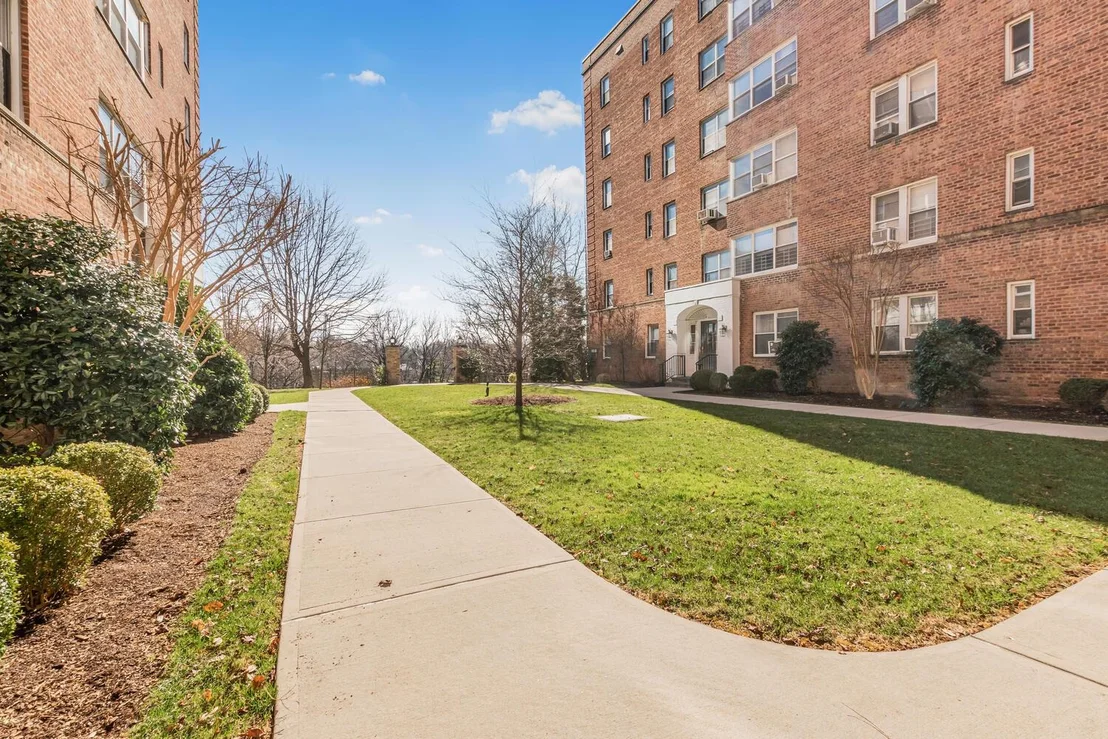 Photo of Unit 2K at 1 Bronxville Road
