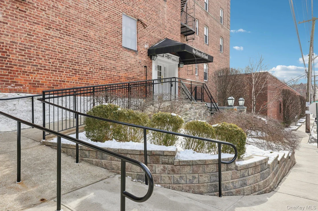 Photo of Unit 3S at 1 Bronxville Road