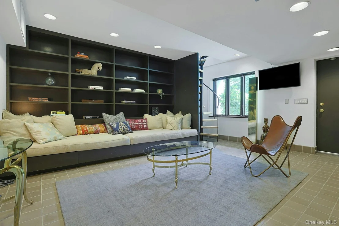 Photo of 10 Cypress Point Drive