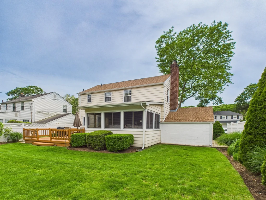 Photo of 76 Crest Road W