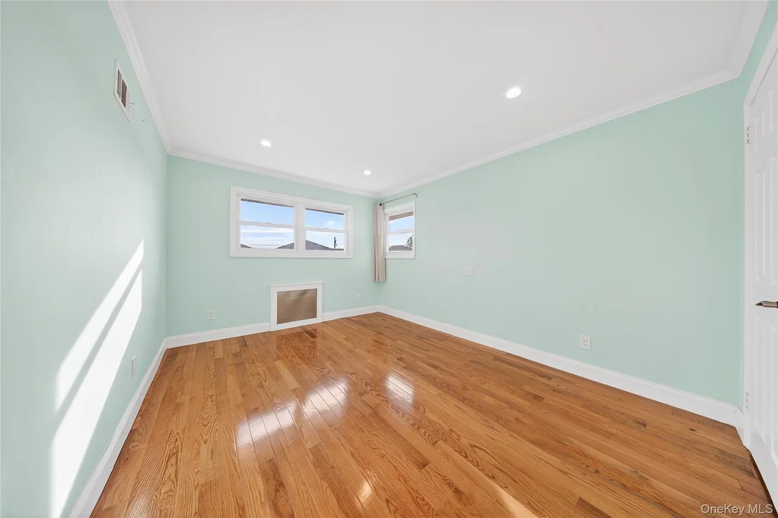 Photo of 38 S Oaks Boulevard