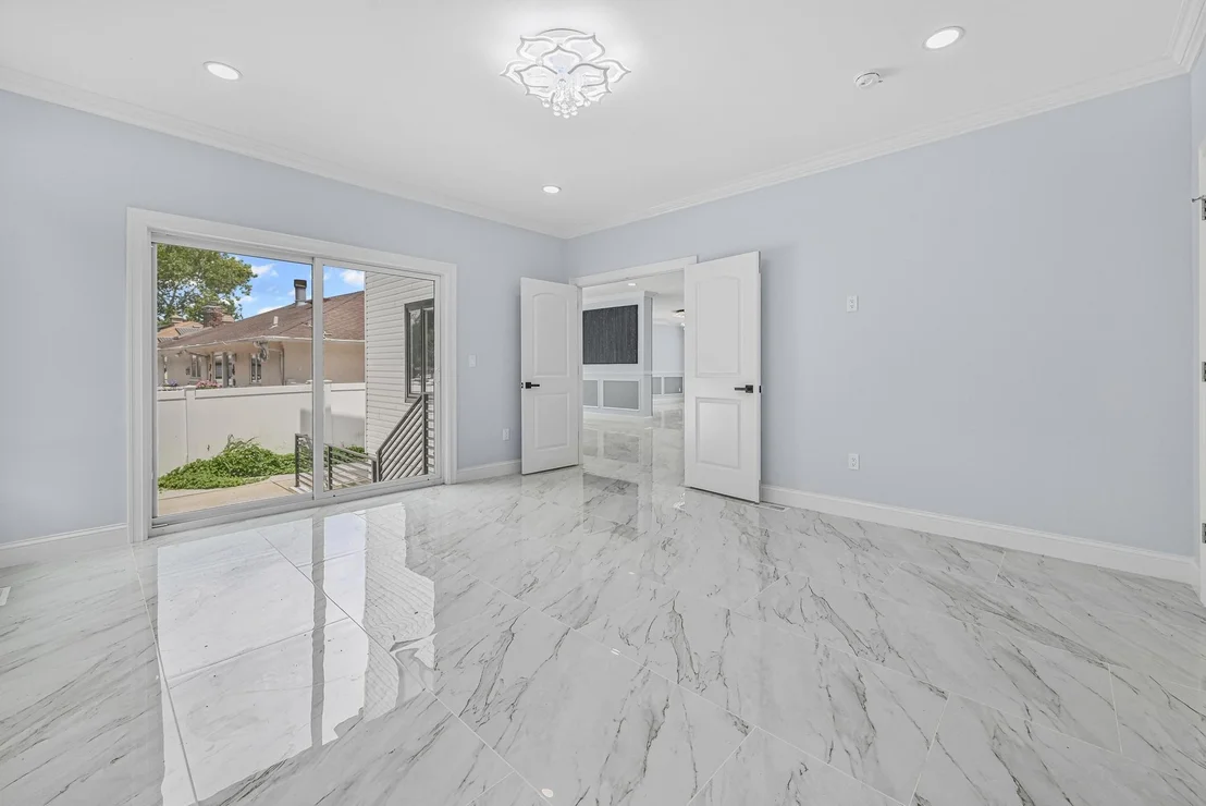 Photo of 892 Barry Drive W
