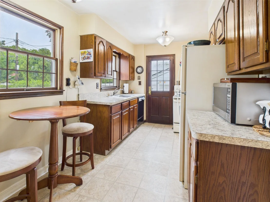 Photo of 76 Crest Road W