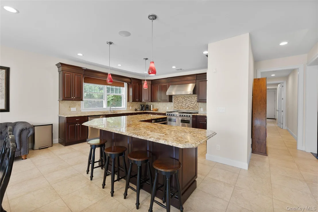 Photo of 65 W Bayberry Road