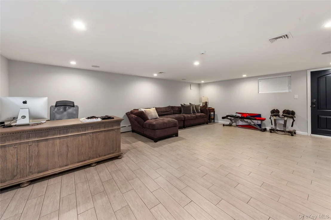 Photo of 15496 Riverside Drive