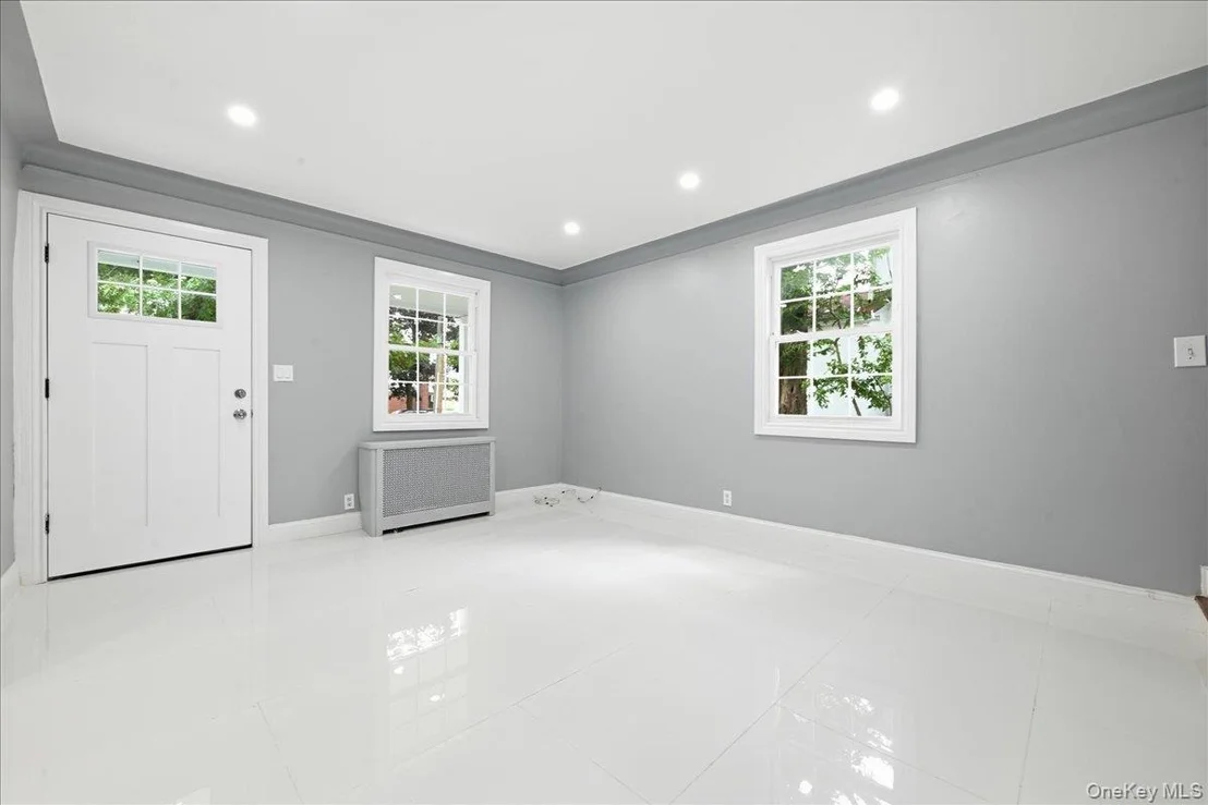 Photo of 415 Leonard Boulevard