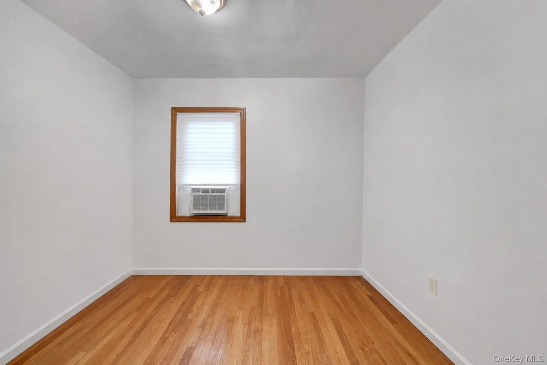 Photo of 1808 Hering Avenue