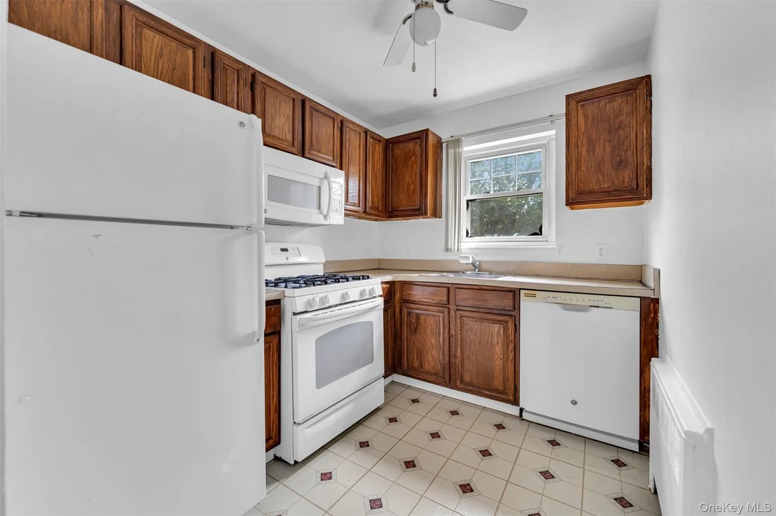 Photo of Unit F9 at 1879 Crompond Road