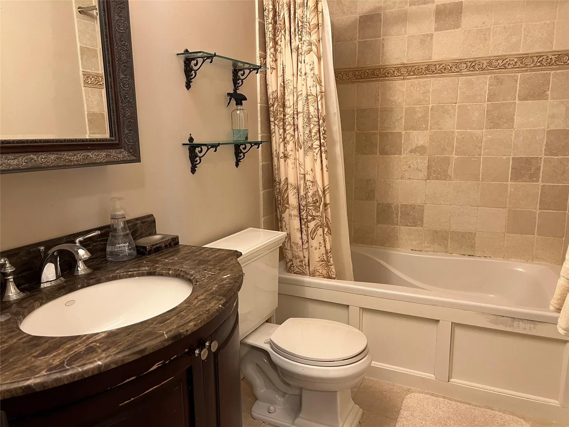 Photo of Unit 403 at 2355 Pershing Boulevard