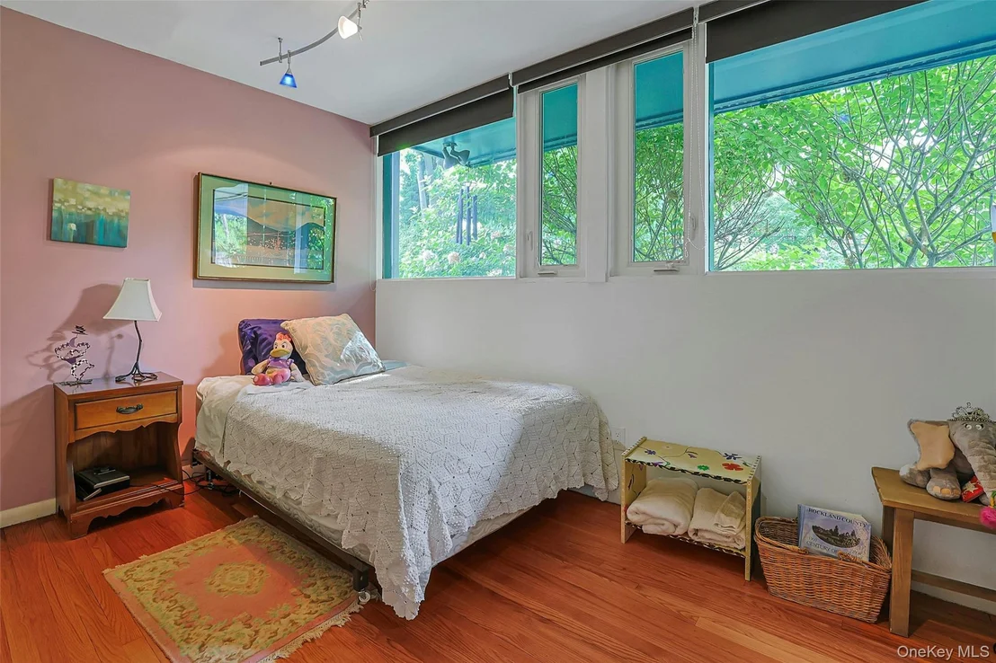 Photo of 8 Edgewater Lane