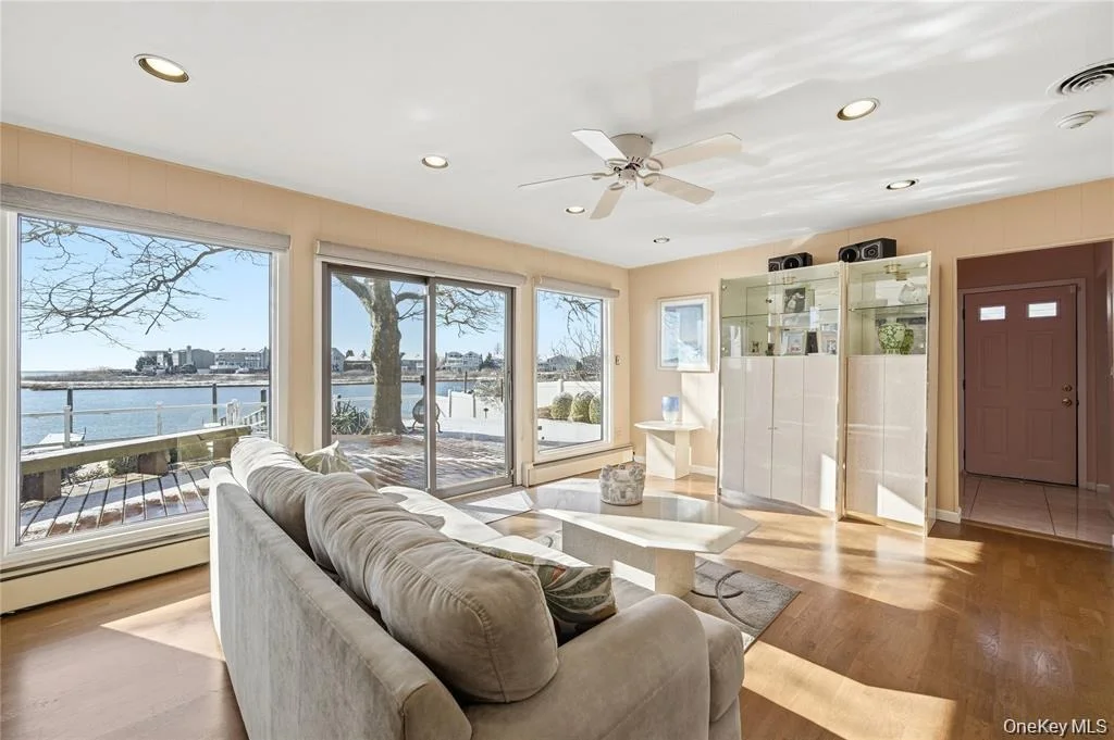 Photo of 3094 Riverside Drive